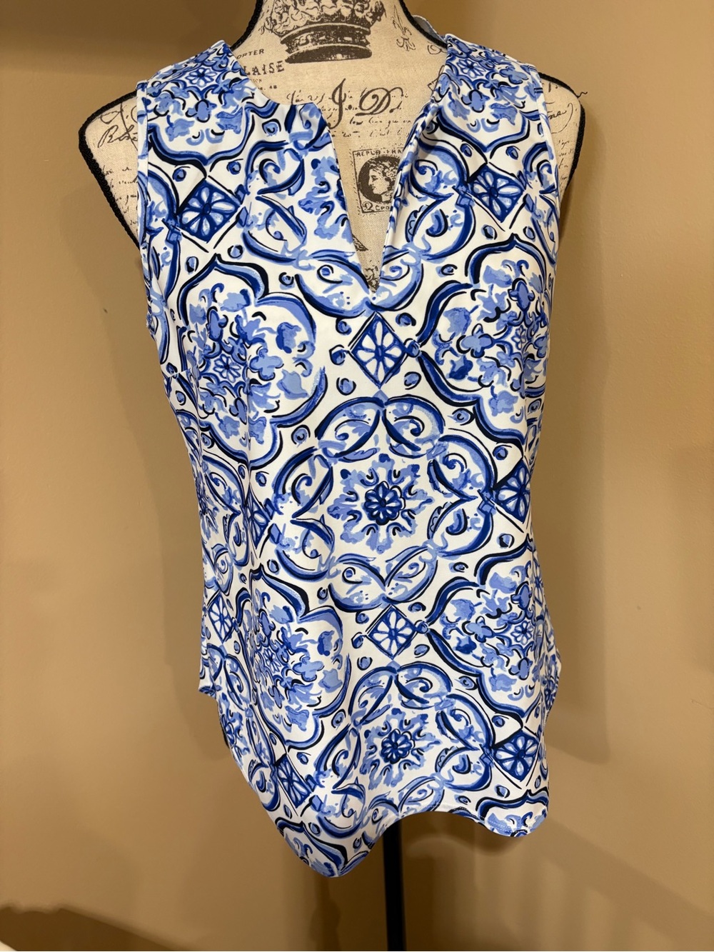 JUDE CONNALLY Sleeveless Blue & White Tile-Print V-Neck Top M